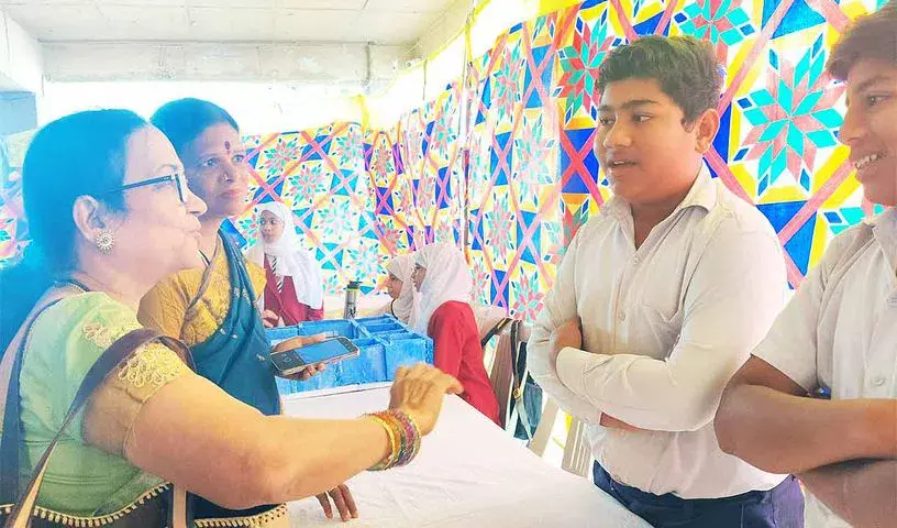 COVA की पहल से बुज़ुर्गों की देखभाल के बारे में छात्रों को सशक्त बनाया गया COVA की पहल से बुज़ुर्गों की देखभाल के बारे में छात्रों को सशक्त बनाया गया