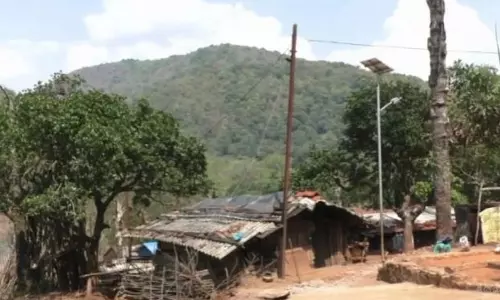 Andhra में घुसपैठ के कारण कोरापुट प्रशासन को रायपहाड़ विकास को आगे बढ़ाने पर मजबूर होना पड़ा Andhra में घुसपैठ के कारण कोरापुट प्रशासन को रायपहाड़ विकास को आगे बढ़ाने पर मजबूर होना पड़ा