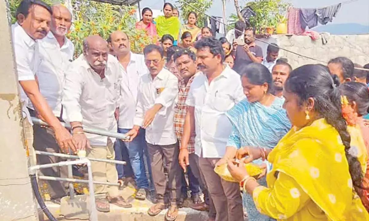 Andhra: विशाखा पूर्व के विधायक ने पानी और सड़क परियोजनाओं का उद्घाटन किया