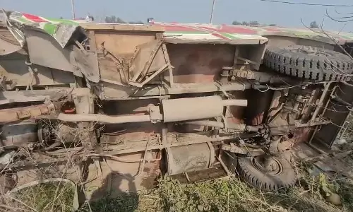 Jammu-Kashmir:Overtake करते पलटी यात्रियों से भरी बस, मची चीख-पुकार Jammu-Kashmir:Overtake करते पलटी यात्रियों से भरी बस, मची चीख-पुकार