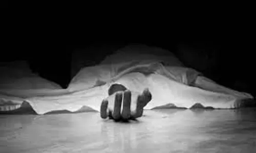 Greater Noida: टैक्सी चालक का खून से लथपथ शव मिलने से सनसनी Greater Noida: टैक्सी चालक का खून से लथपथ शव मिलने से सनसनी