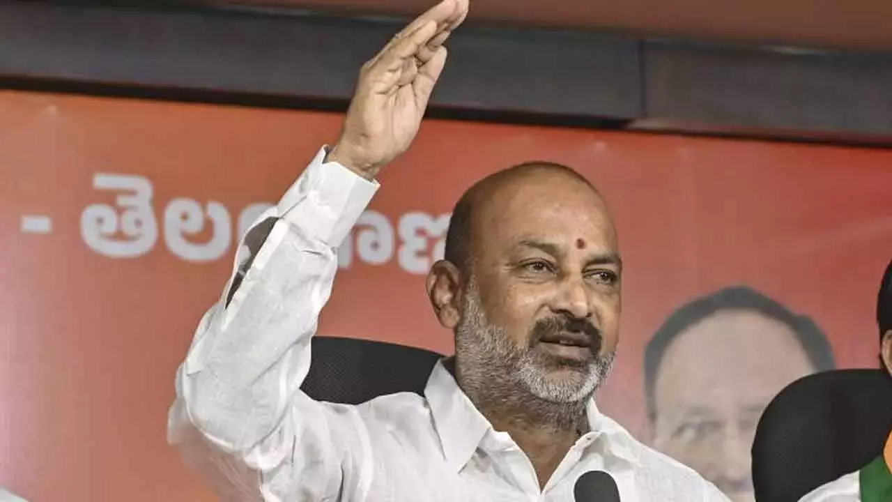 Telangana: बंडी संजय ने कर्मचारियों के बकाया भुगतान को लेकर तेलंगाना सरकार पर निशाना साधा Telangana: बंडी संजय ने कर्मचारियों के बकाया भुगतान को लेकर तेलंगाना सरकार पर निशाना साधा