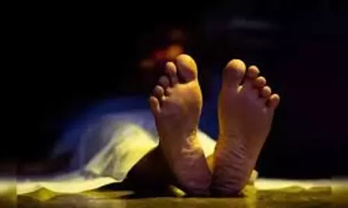 Varanasi: होटल में ठहरे भाई-बहन की बेड पर लाश मिलने से सनसनी Varanasi: होटल में ठहरे भाई-बहन की बेड पर लाश मिलने से सनसनी