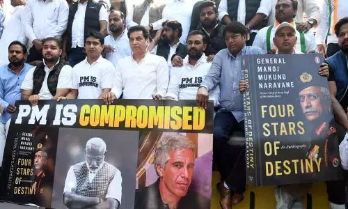 Delhi यूथ कांग्रेस ने एपस्टीन फाइल्स पर पूर्व आर्मी चीफ की किताब को लेकर मोदी के खिलाफ प्रदर्शन किया