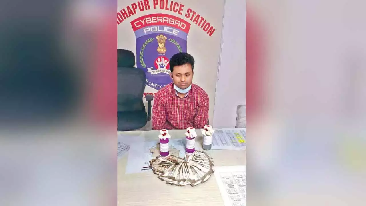 माधापुर SI 50 हजार रुपये की रिश्वत लेते रंगे हाथ पकड़ा गया माधापुर SI 50 हजार रुपये की रिश्वत लेते रंगे हाथ पकड़ा गया