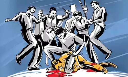Maharashtra : नासिक में एक अनजान गैंग ने दुकान में तोड़फोड़ की, मारपीट कैमरे में कैद हुई Maharashtra : नासिक में एक अनजान गैंग ने दुकान में तोड़फोड़ की, मारपीट कैमरे में कैद हुई