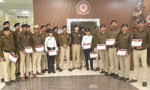 Indore : बेहतरीन सेवा के लिए 19 पुलिस कर्मियों को सम्मानित किया गया Indore : बेहतरीन सेवा के लिए 19 पुलिस कर्मियों को सम्मानित किया गया