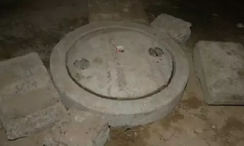 Delhi: रोहिणी में खुले सीवर में गिरने से एक व्यक्ति की मौत Delhi: रोहिणी में खुले सीवर में गिरने से एक व्यक्ति की मौत