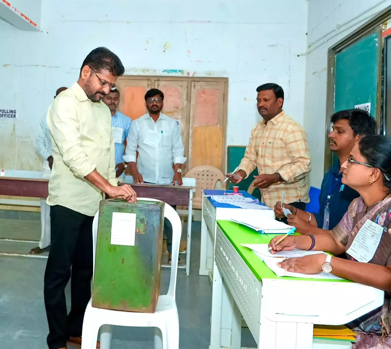 Telangana नगर निगम चुनाव के बीच रेवंत ने कोडंगल में वोट डाला Telangana नगर निगम चुनाव के बीच रेवंत ने कोडंगल में वोट डाला
