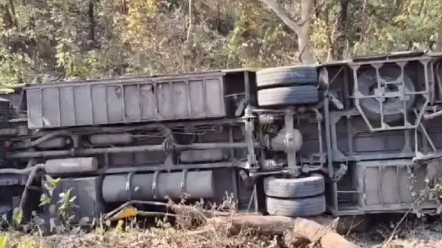 Boudh के बारिंगा घाट पर एक यात्री बस 20 फीट गहरी खाई में गिरी, 10 से अधिक लोग घायल Boudh के बारिंगा घाट पर एक यात्री बस 20 फीट गहरी खाई में गिरी, 10 से अधिक लोग घायल