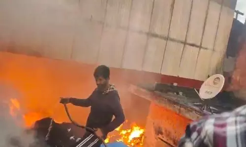 Panipat के शक्ति नगर में वेस्ट क्लॉथ गोदाम में भीषण आग लगी
