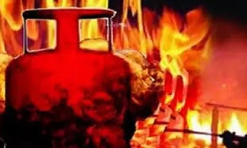 Up News: खाना बनाते समय सिलेंडर में आग लगने से जिंदा जल गया अधेड़ Up News: खाना बनाते समय सिलेंडर में आग लगने से जिंदा जल गया अधेड़