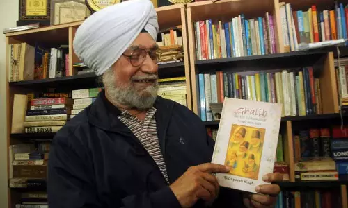GNDU के पूर्व इंग्लिश प्रोफेसर ने नई पीढ़ी के पाठकों के लिए ग़ालिब को डिकोड किया