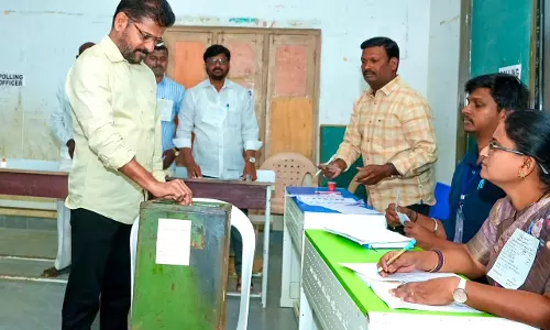 Telangana नगर निगम चुनाव: सीएम रेवंत रेड्डी और डिप्टी सीएम ने वोट डाला