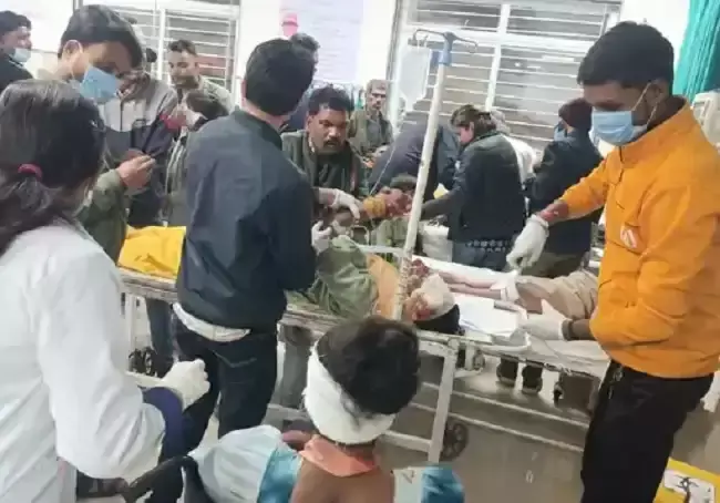 Raisen: श्रद्धालुओं से भरी ट्रॉली हादसे का शिकार, 27 घायल