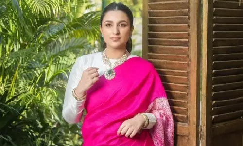 Pink saree में दिखीं परिणीति चोपड़ा, फैंस ने की तारीफ Pink saree में दिखीं परिणीति चोपड़ा, फैंस ने की तारीफ