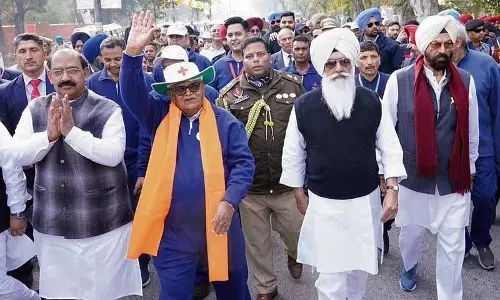 डेरा ब्यास प्रमुख गुरिंदर ढिल्लों, Sukhbir Badal पंजाब के राज्यपाल के पैदल मार्च में शामिल हुए डेरा ब्यास प्रमुख गुरिंदर ढिल्लों, Sukhbir Badal पंजाब के राज्यपाल के पैदल मार्च में शामिल हुए