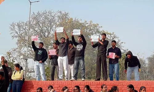 Haryana एग्रीकल्चरल यूनिवर्सिटी के इवेंट में स्टूडेंट्स ने किया प्रोटेस्ट Haryana एग्रीकल्चरल यूनिवर्सिटी के इवेंट में स्टूडेंट्स ने किया प्रोटेस्ट