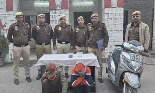 पुलिस ने दो शातिर स्नैचर को किया गिरफ्तार, चोरी के मोबाइल और स्कूटी बरामद