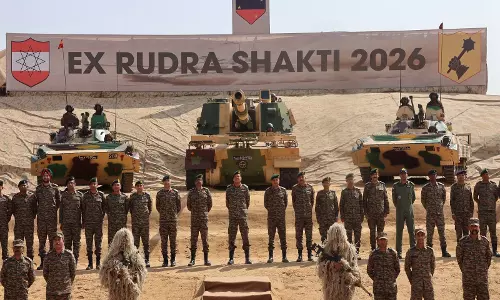 Pokhran में दक्षिणी कमान के प्रमुख ने रुद्र शक्ति अभ्यास की समीक्षा की Pokhran में दक्षिणी कमान के प्रमुख ने रुद्र शक्ति अभ्यास की समीक्षा की