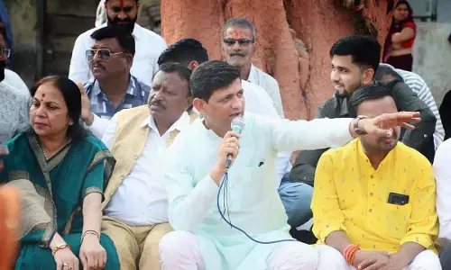 Indore : मेयर ने नागरिक मुद्दों का तुरंत समाधान सुनिश्चित करने के लिए पहली जनता चौपाल लगाई Indore : मेयर ने नागरिक मुद्दों का तुरंत समाधान सुनिश्चित करने के लिए पहली जनता चौपाल लगाई