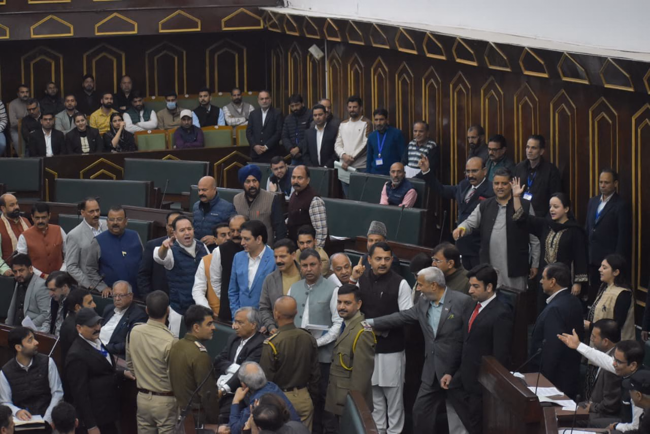 Jammu: मुख्यमंत्री की टिप्पणी पर भाजपा का वॉकआउट Jammu: मुख्यमंत्री की टिप्पणी पर भाजपा का वॉकआउट