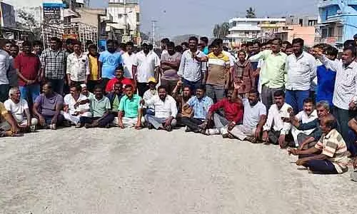 सड़क के काम में देरी: ग्रामीणों ने विरोध किया