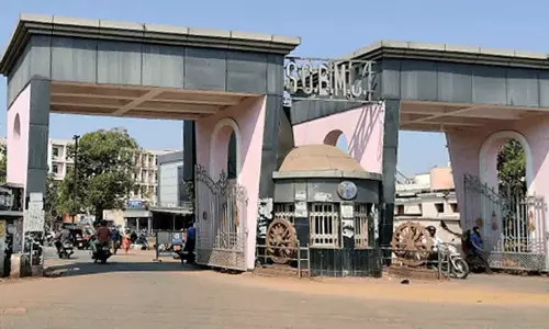 SCB बेड की घटना वायरल होने के बाद SCB ने सीनियर डॉक्टर और नर्सों को सस्पेंड कर दिया