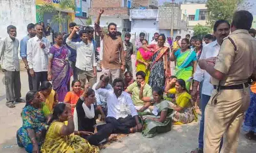 Suryapet में रूलिंग पार्टी की अराजकता खत्म करने की मांग को लेकर विरोध प्रदर्शन