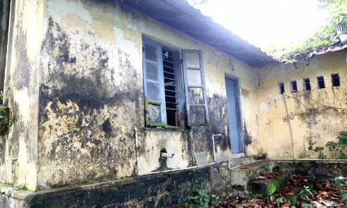 Kerala: मेडिकल कॉलेज क्वार्टर की खराब हालत को लेकर अस्पताल के कर्मचारियों ने विरोध प्रदर्शन किया Kerala: मेडिकल कॉलेज क्वार्टर की खराब हालत को लेकर अस्पताल के कर्मचारियों ने विरोध प्रदर्शन किया