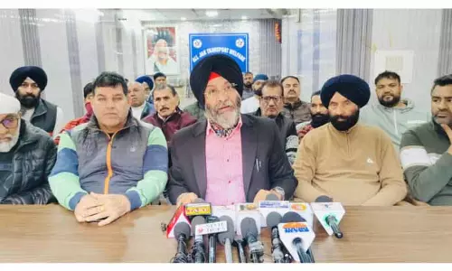 ट्रांसपोर्टरों ने Minister Satish Sharma पर दुर्व्यवहार का आरोप लगाया ट्रांसपोर्टरों ने Minister Satish Sharma पर दुर्व्यवहार का आरोप लगाया