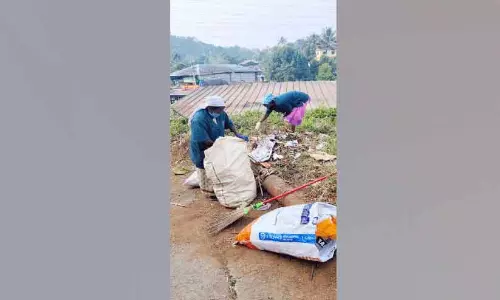 Garitha कर्मा सेना ने नौकरी पाने वाले मज़दूरों का फेंका हुआ कचरा हटाया