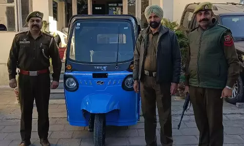 Jammu: पुलिस का कामयाब ऑपरेशन, चोरी ई-रिक्शा बरामद Jammu: पुलिस का कामयाब ऑपरेशन, चोरी ई-रिक्शा बरामद