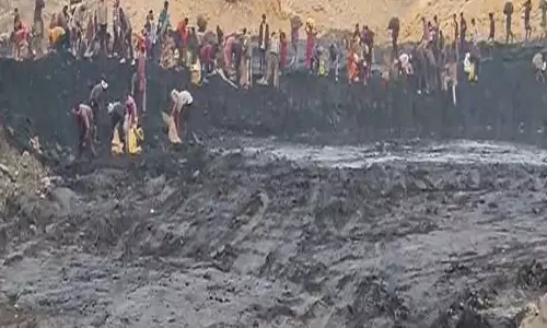 दिनदहाड़े कोयला चोरी, वायरल वीडियो से SECL में हड़कंप दिनदहाड़े कोयला चोरी, वायरल वीडियो से SECL में हड़कंप