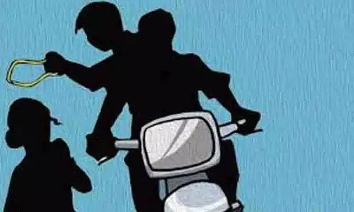 Hyderabad में चेन स्नैचिंग बढ़ी; अबिड्स में महिला से लूटपाट Hyderabad में चेन स्नैचिंग बढ़ी; अबिड्स में महिला से लूटपाट