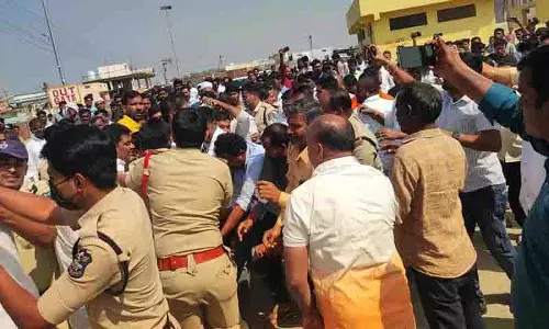 Ex-BRS MLA ने येलारेड्डी में सत्ताधारी पार्टी को पुलिस का समर्थन मिलने का आरोप लगाया Ex-BRS MLA ने येलारेड्डी में सत्ताधारी पार्टी को पुलिस का समर्थन मिलने का आरोप लगाया