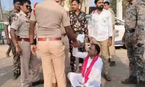 कांग्रेस सरकार के पोलिंग बूथ के पास हिंसा, पुलिस ने BRS एजेंट को घसीटा