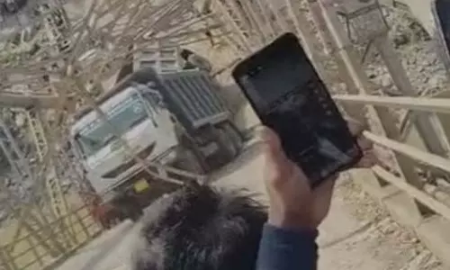 नदी पर बना पुल अचानक ढहा, मच गई चीख पुकार नदी पर बना पुल अचानक ढहा, मच गई चीख पुकार