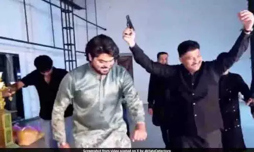 कांग्रेस MLA के सहयोगी ने कलबुर्गी में पिस्तौल के साथ डांस किया कांग्रेस MLA के सहयोगी ने कलबुर्गी में पिस्तौल के साथ डांस किया