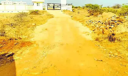 Guledagudda : न तो अच्छी सुविधाओं वाला स्कूल है, न ही अच्छी सड़क