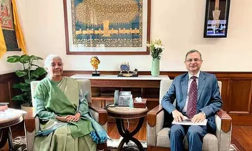 RBI गवर्नर निर्मला सीतारमण से मिले
