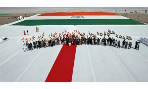 Kutch के रण में दुनिया का सबसे बड़ा खादी तिरंगा दिखाया गया Kutch के रण में दुनिया का सबसे बड़ा खादी तिरंगा दिखाया गया