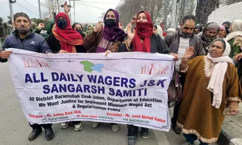 Srinagar: मिड-डे मील रसोइयों ने मांगों को पूरा करने के लिए विरोध प्रदर्शन किया
