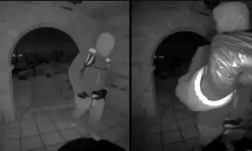 FBI ने नैन्सी गुथरी की तलाश जारी रखते हुए नकाबपोश संदिग्ध का फुटेज जारी किया FBI ने नैन्सी गुथरी की तलाश जारी रखते हुए नकाबपोश संदिग्ध का फुटेज जारी किया