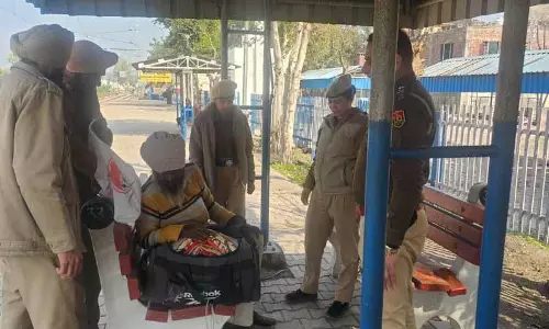 Fatehgarh Sahib district में ऑपरेशन प्रहार 2.0 के दूसरे दिन 60 से ज़्यादा लोग हिरासत में लिए गए Fatehgarh Sahib district में ऑपरेशन प्रहार 2.0 के दूसरे दिन 60 से ज़्यादा लोग हिरासत में लिए गए