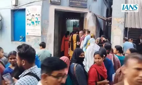 लक्ष्मीर भंडार योजना को लेकर नाराज़गी, भुगतान में देरी से महिलाओं की लंबी कतारें लक्ष्मीर भंडार योजना को लेकर नाराज़गी, भुगतान में देरी से महिलाओं की लंबी कतारें