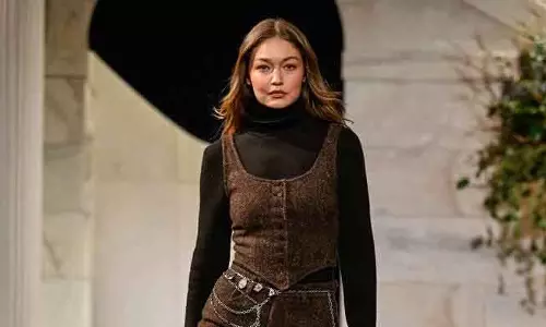 Gigi Hadid ने राल्फ लॉरेन फॉल 2026 शो में वॉक किया