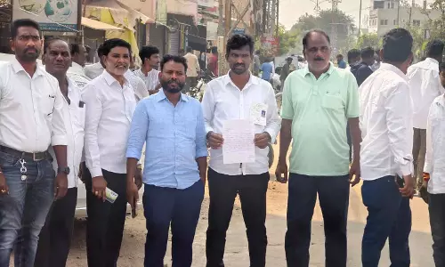 Karimnagar चुनाव में फ़र्ज़ी वोटिंग और झड़पें Karimnagar चुनाव में फ़र्ज़ी वोटिंग और झड़पें