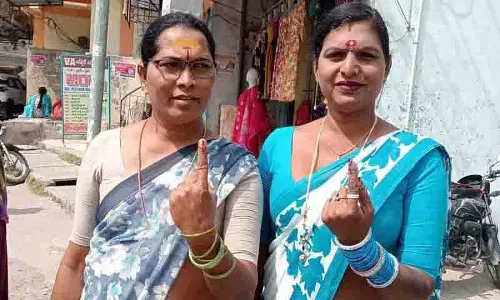 पेड्डापल्ली टाउन पोलिंग बूथ पर Transgenders ने वोट डाला पेड्डापल्ली टाउन पोलिंग बूथ पर Transgenders ने वोट डाला