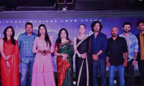 ‘Nilave’ टीम ने ग्रैंड प्री-रिलीज़ पर ज़बरदस्त म्यूज़िकल ड्रामा का वादा किया ‘Nilave’ टीम ने ग्रैंड प्री-रिलीज़ पर ज़बरदस्त म्यूज़िकल ड्रामा का वादा किया